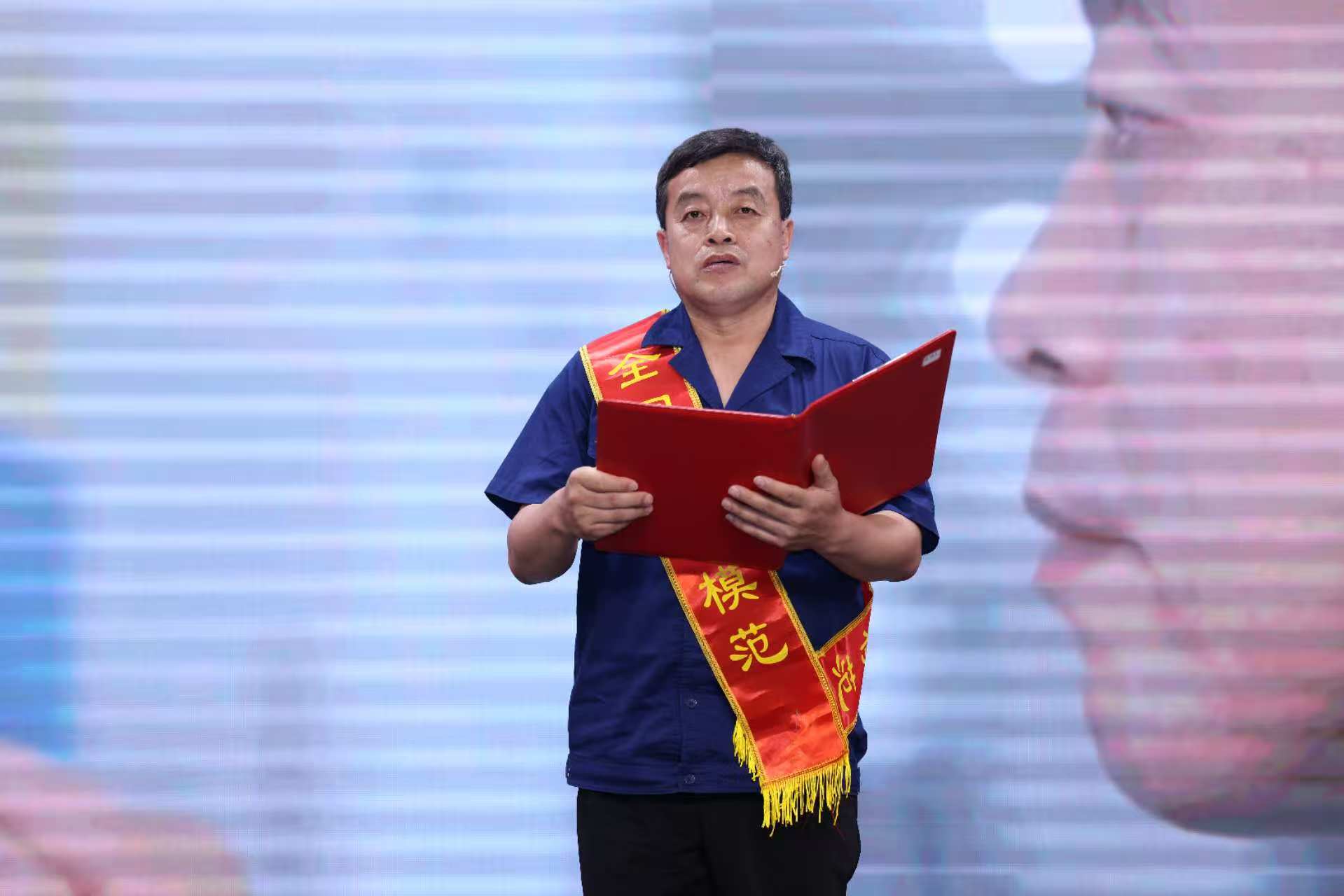 薛工現(xiàn)場(chǎng)匯報(bào).jpg 薛工現(xiàn)場(chǎng)匯報(bào).jpg